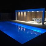 Piscine rectangulaire de nuit.
