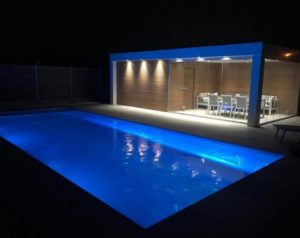 Piscine rectangulaire de nuit.